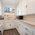 Charming 1-Bedroom Apartment With Hot Tub