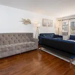 Charming 1-Bedroom Apartment With Hot Tub