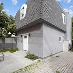 Prime La Location: Stylish 2-Bedroom Getaway!