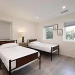Prime La Location: Stylish 2-Bedroom Getaway!