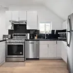 Prime La Location: Stylish 2-Bedroom Getaway!