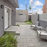 Prime La Location: Stylish 2-Bedroom Getaway!