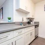 Sleeps 5 Major Attractions Mins Away 1 Bedroom