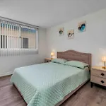 Spacious 2 Bedroom Retreat Near Beverly Hills With Free Parking