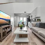 Modern 1-Bedroom Loft In Hollywood With Parking, Wifi & Hollywood Sign View