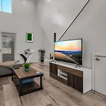 One-Bedroom Loft Retreat With Modern Kitchen & Central Ac In The Heart Of Hollywood