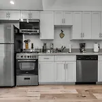 One-Bedroom Loft Retreat With Modern Kitchen & Central Ac In The Heart Of Hollywood
