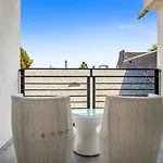 One-Bedroom Loft Retreat With Modern Kitchen & Central Ac In The Heart Of Hollywood