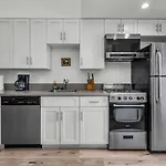 Stylish Modern One Bedroom Hollywood Loft With In Unite Washer Dryer & Balcony