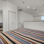 Stylish Modern One Bedroom Hollywood Loft With In Unite Washer Dryer & Balcony