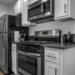 Stylish One-Bedroom Retreat With Central Ac & Free Parking In The Heart Of Hollywood