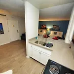 Elegant Hollywood Condo With Balcony & Pool