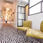 The Crescent Hotel Beverly Hills, Sonder