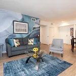 Two Bedroom Suite In Hollywood!
