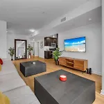 Modern & Chic In Heart Of Downtown Santa Monica