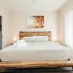 Luxury One Bedroom Minutes From The Grove