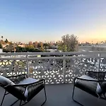 Silver Lake Stylish Penthouse One Bdrm With Parking Included