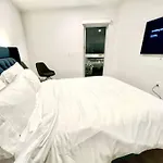 Silver Lake Stylish Penthouse One Bdrm With Parking Included