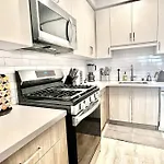 Silver Lake Stylish Penthouse One Bdrm With Parking Included