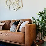 Spacious, Modern 1Bd Hollywood Apt Free Parking, Pool, Wifi, Private Balcony