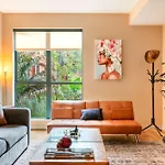 2Br Hollywood Walk Luxury Apartment