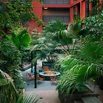 2Br Hollywood Walk Luxury Apartment