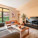 2Br Hollywood Walk Luxury Apartment