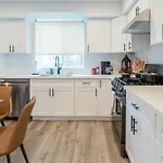 Stylish & Cozy Retreat Near Usc & Downtown La