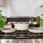 Cozy Urban Retreat Near Downtown La & Usc - Private Room With Shared Living Room And Kitchen