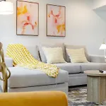 Cozy Urban Retreat Near Downtown La & Usc - Private Room With Shared Living Room And Kitchen