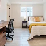 Cozy Urban Retreat Near Downtown La & Usc - Private Room With Shared Living Room And Kitchen