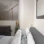 Modern Loft-Rooftop Pool, Spa, Gym & Free Parking