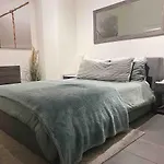 Modern Loft-Rooftop Pool, Spa, Gym & Free Parking