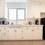 Comfortable 1-Bedroom Near Beverly Hills And Top La Attractions
