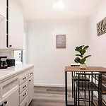 Charming 2Nd-Floor Studio Near Beverly Hills And Top La Attractions