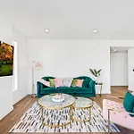 One Lux Stay Hollywood View La Suites