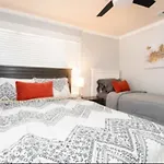 Charming 2Br Condo With Onsite Parking Included