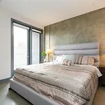 Lovely 3Br Apt With Balcony And Rooftop Pool Plus Views