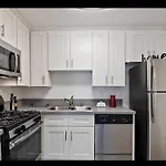 2-Bedroom Hollywood Apartment With Rooftop Pool And Stunning Views