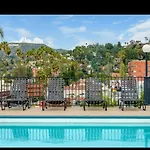 2-Bedroom Hollywood Apartment With Rooftop Pool And Stunning Views
