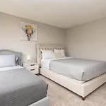 Snazzy 2Bd Apartment Rooftop Pool & Iconic Hollywood Sign Views