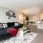 Snazzy 2Bd Apartment Rooftop Pool & Iconic Hollywood Sign Views