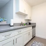 Cozy One Bedroom Apartment With Rooftop Pool And Hollywood Sign View