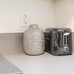 Cozy One Bedroom Apartment With Rooftop Pool And Hollywood Sign View