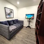 Perfectly Located Pico Robertson Ground Floor 3 Bedroom Apartment Walk To Restaurants Wifi Tv Game Console Parking 5 Minutes To Rodeo Drive