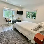 Claudia\'S Cottage Guest House