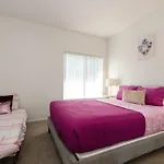 Cozy Walk Of Fame Studio Apartment