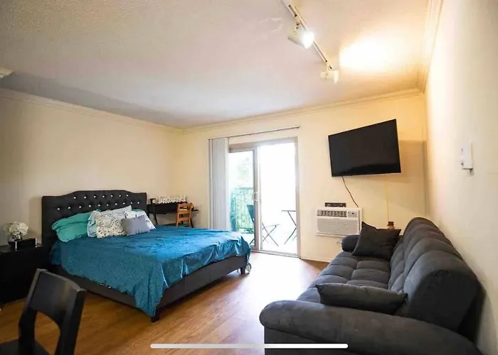 Lovely Apartment With Balcony, By The Venice Beach