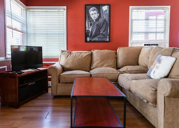 Hollywood Hills Suites