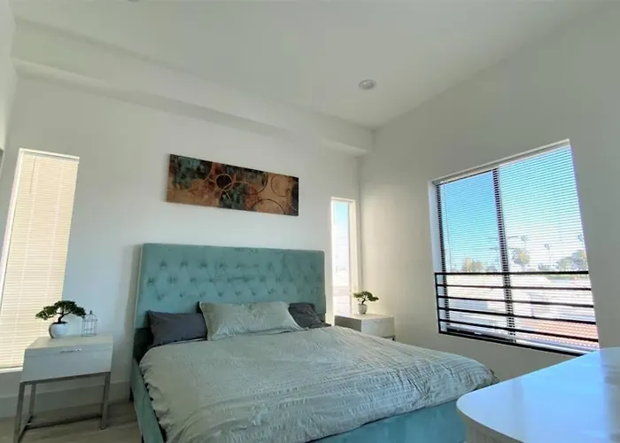 3Bd/3Ba Modern Hollywood Townhouse With Private Rooftop